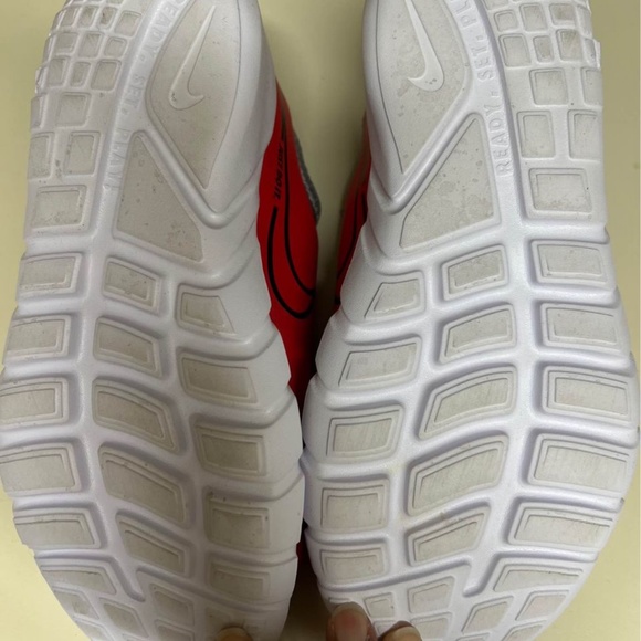 5.5 Kids Nike slip on tennis shoes - Picture 3 of 3